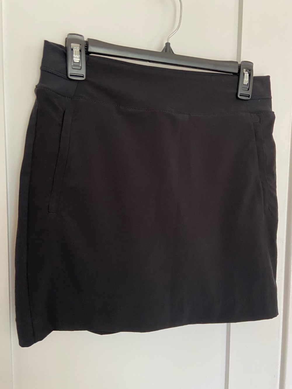 63. Size 6 ATHLETA Black Skirt With Built In Shorts